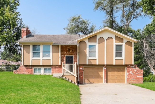 Building Photo - 700 Zay Dr