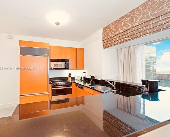 Building Photo - 1435 Brickell Ave