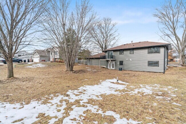 Foto del edificio - "Charming 4-Bedroom Home with Granite Elegance in Lino Lakes – 2584 Sq Ft of Comfort!"