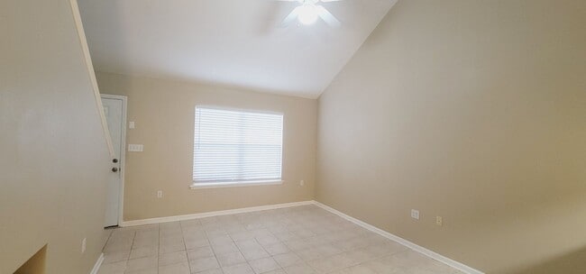 Building Photo - LOVELY NW 3/3 End Unit w/ Washer/Dryer, Open Kitchen w/ Bar, & More! $1450/month Avail June 1st!