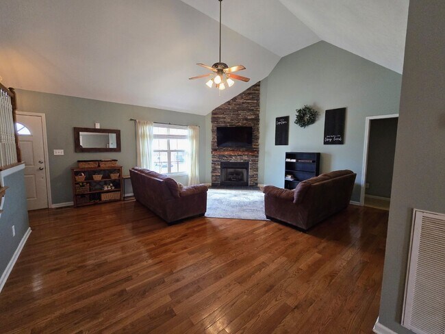 Building Photo - 594 Mountain View Dr