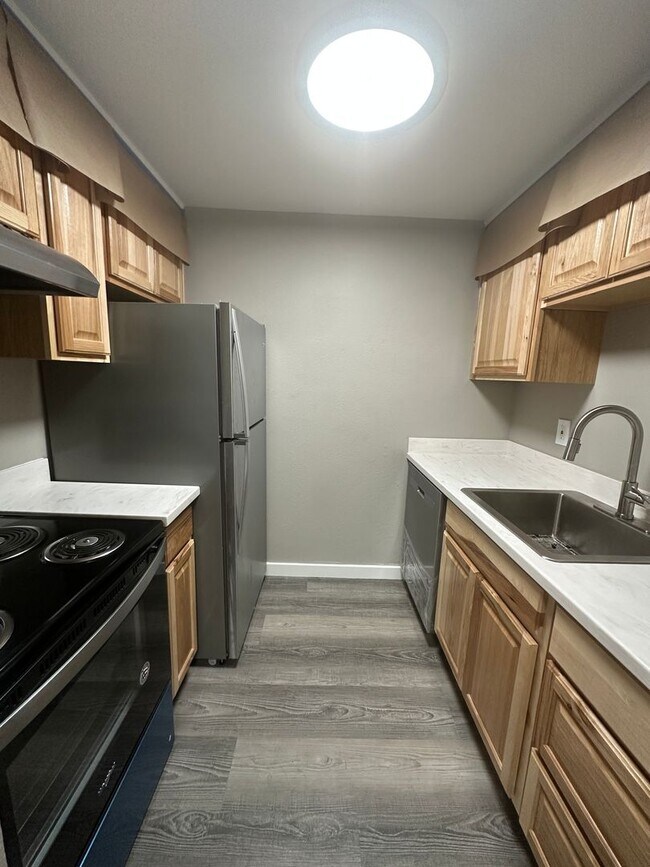 Foto del edificio - Downtown Renton ground floor gated condo for rent. Newly remodeled.