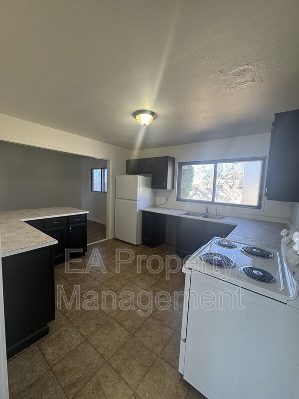 Foto del edificio - 10017 Los Arboles Ave NE