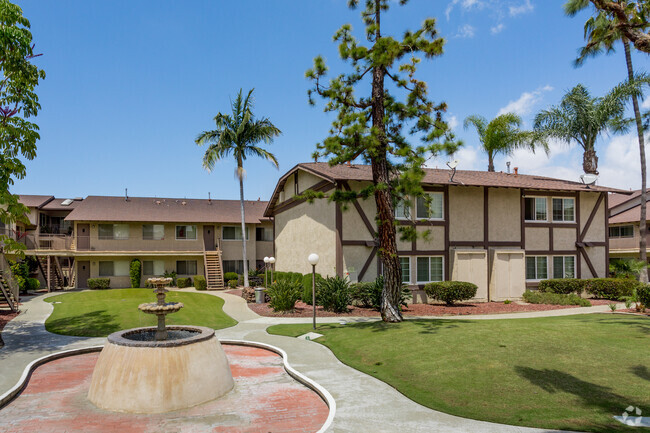 Courtyard - Stonehedge Apartments