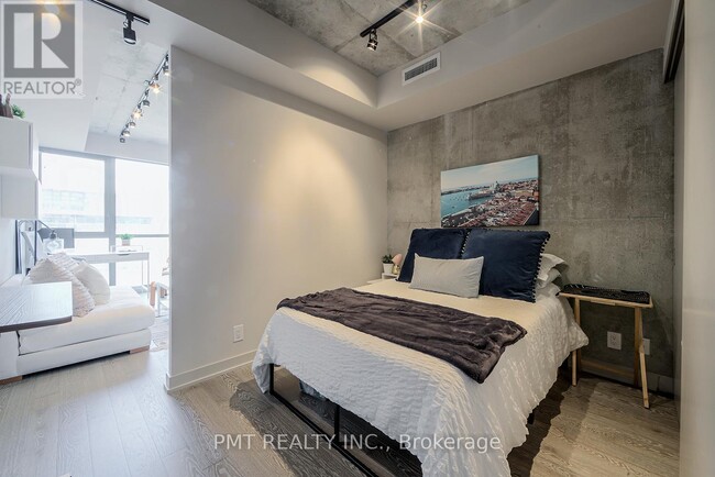 Building Photo - 39 Brant St