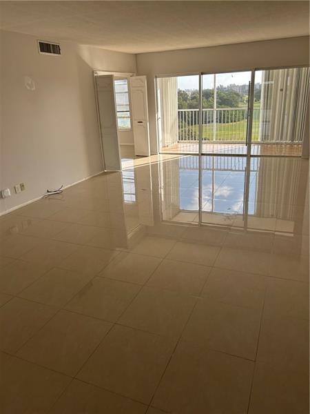 Foto del edificio - 3300 N Palm Aire Dr