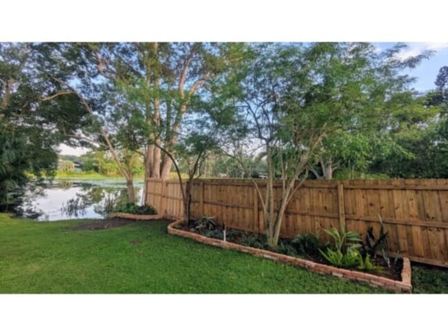 Foto del edificio - Gorgeous Lakefront 3 Bedroom, 2 Bathroom H...