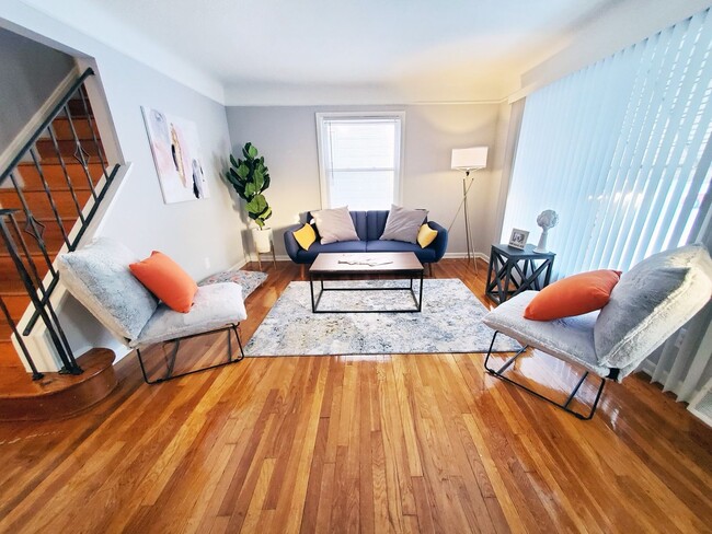 Building Photo - Completely Renovated 3 Bed - 2 Full Bath C...