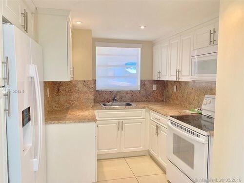 Primary Photo - 8850 Fontainebleau Blvd