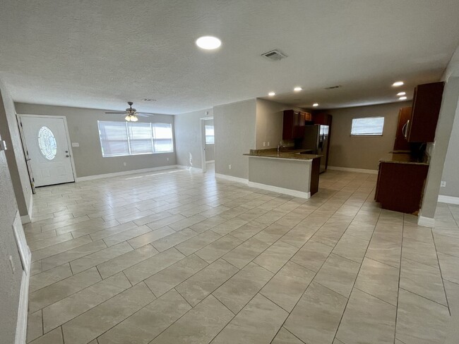 Foto del edificio - 4 bedroom 2 bathroom pool home for rent