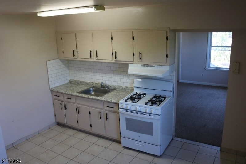 Primary Photo - 126 W Gibbons St