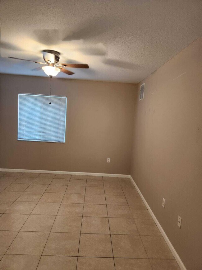 Building Photo - 201 SW Palm Dr
