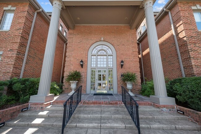 Building Photo - Newly Renovated Condo in The Westende with...