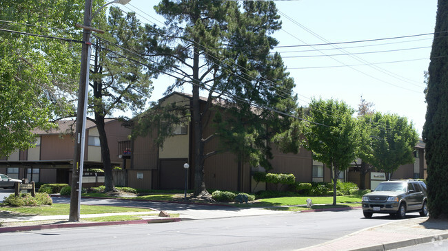 Building Photo - Oak Grove Gardens