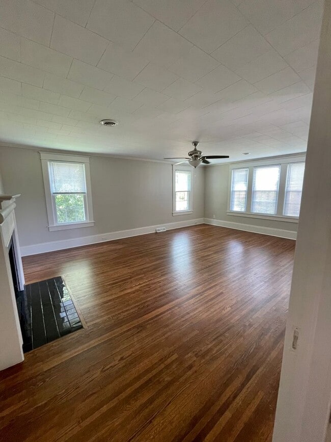 Foto del edificio - N Main Street China Grove NC, $1695 3br 2ba House