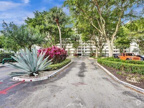Building Photo - 605 Oaks Dr