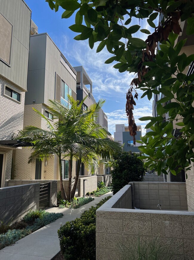 Foto del edificio - 1650 Pomona Ave