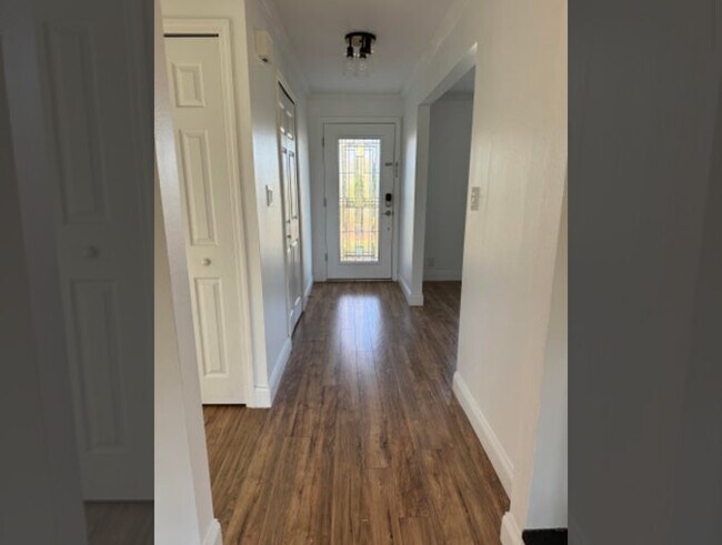 Hallway & Front Door Enter through beautiful stained glass front door promotes beautiful light - 541 Inverness Ave