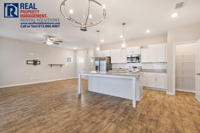 Foto del edificio - Beautiful 3 bedroom Townhome off of Joe B. Jackson! Neighborhood pool, attached garage, washer/dr...