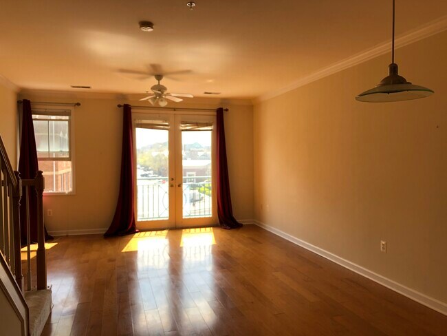 Building Photo - 302 King Farm Blvd