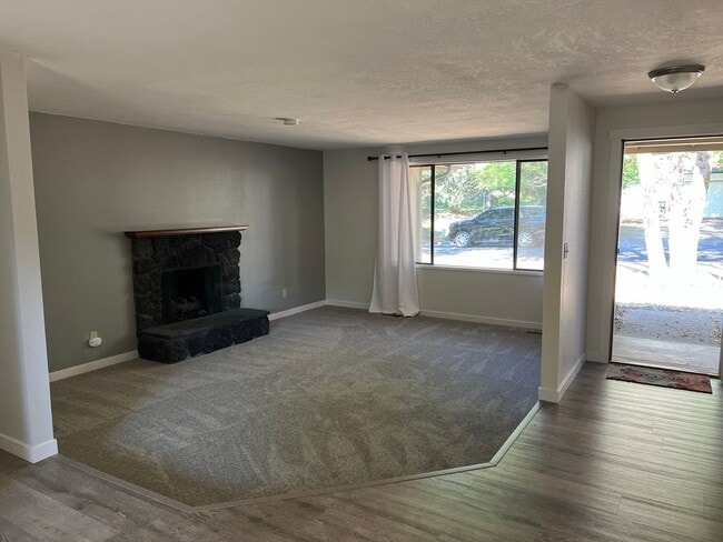 Building Photo - Newly Remodeled - Light & Bright  Home in ...