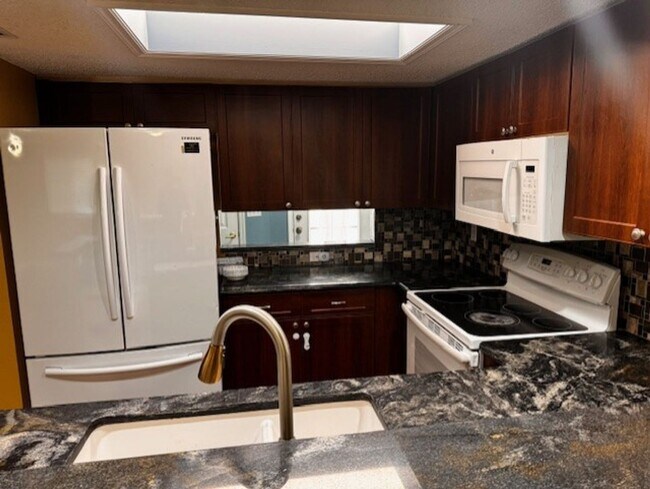 Foto del edificio - Luxury 3 bedroom 2 bathroom townhome avail...