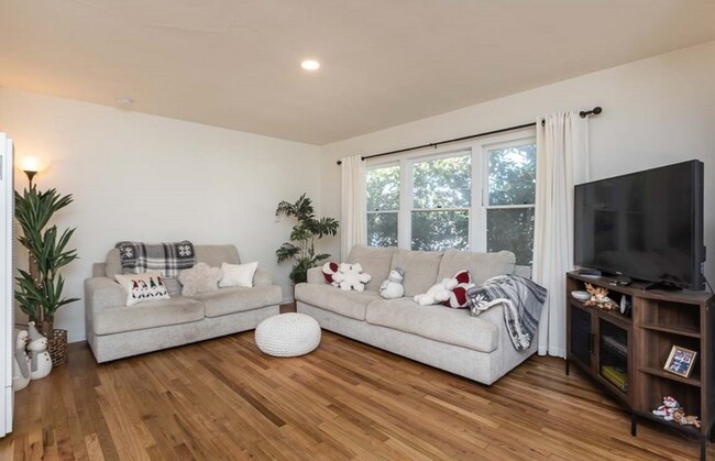 Building Photo - 351 Ramona Dr