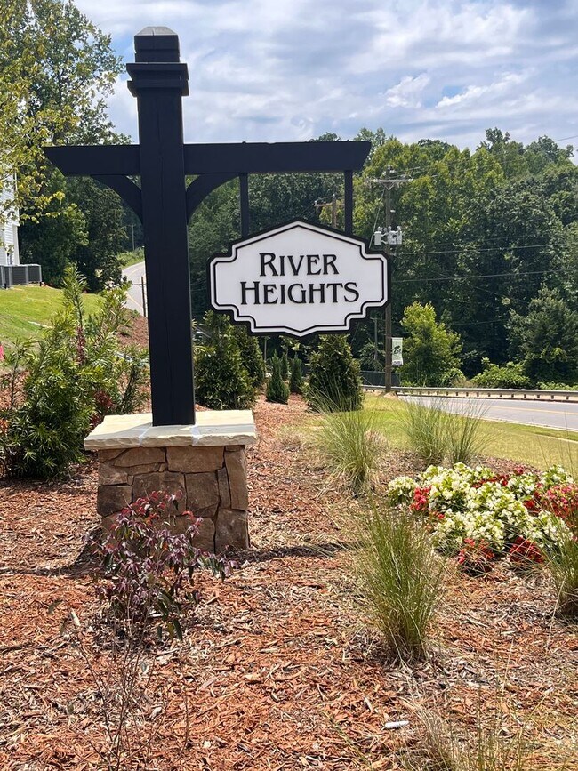 Foto del edificio - 2 Bedroom Townhome in Lowell (Minutes from I-85) AVAILABLE NOW!