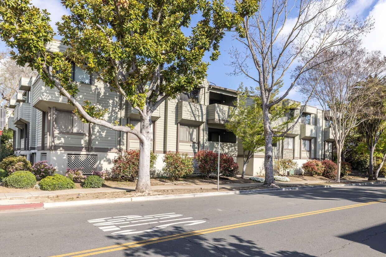 Foto principal - Beautifully Maintained 2 Bed, 2 Bath Condo...