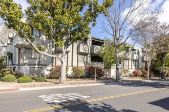 Building Photo - 617 Forest Ave