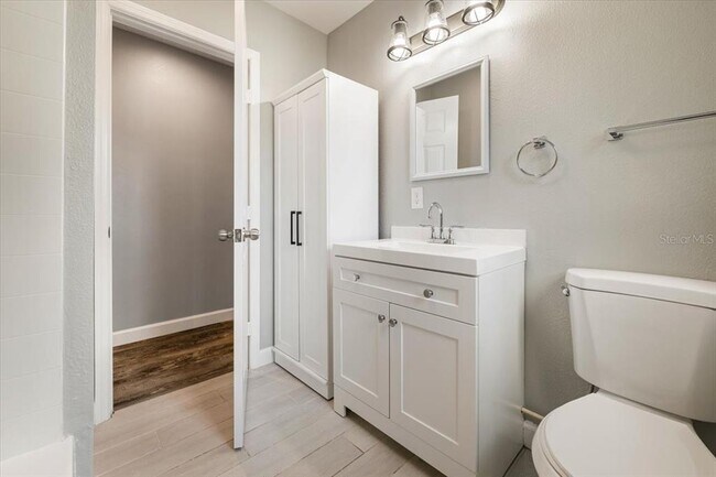 Foto del edificio - 6012 Flora Terrace