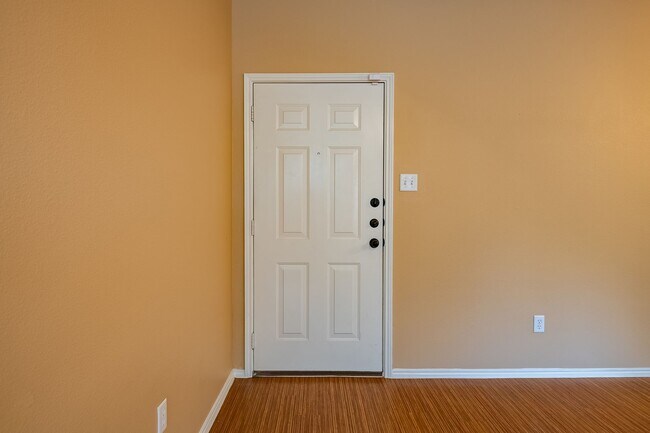 Foto del edificio - AVAILABLE NOW! BEAUTIFUL 3 BEDROOM TOWNHOU...