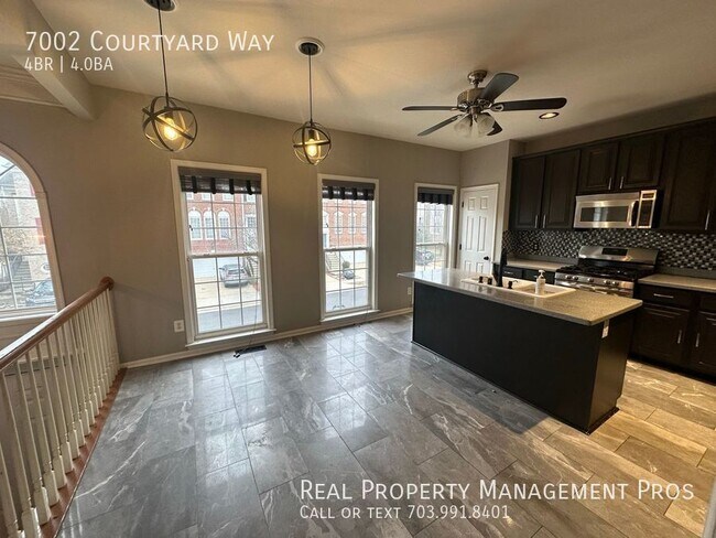 Foto del edificio - 7002 Courtyard Way