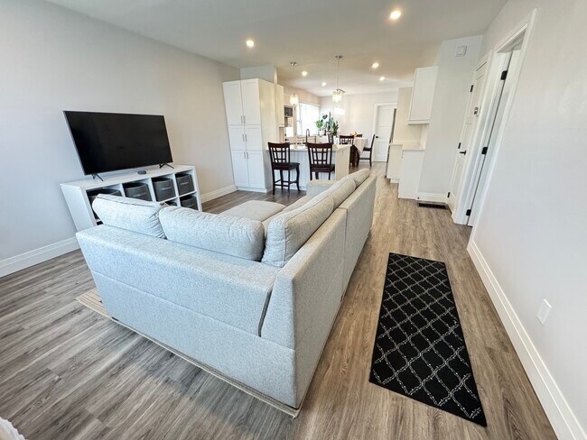 Photo du bâtiment - Main level-74 Peel St Barrie Ontario L4M 3L4