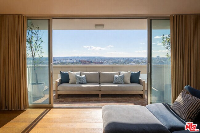 Foto del edificio - 8787 Shoreham Dr