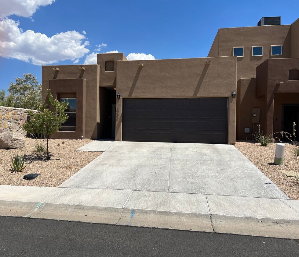 Foto principal - Nice Townhome in Gated Community with Pool...