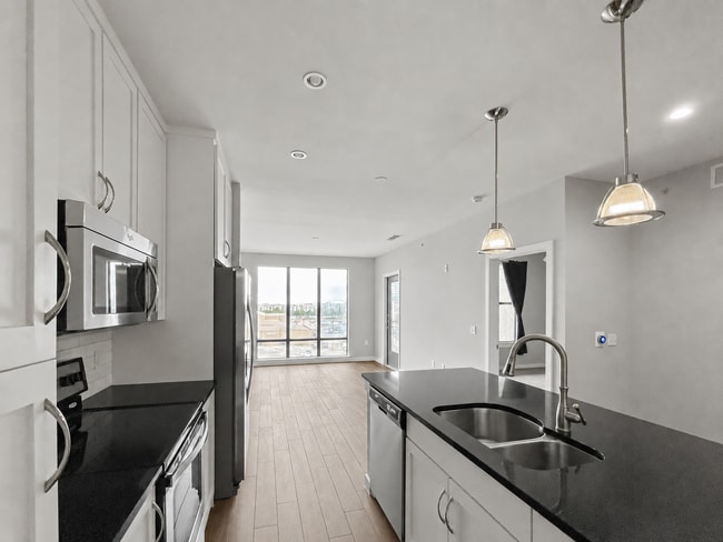 Building Photo - Sun Soaked Penthouse in Dallas