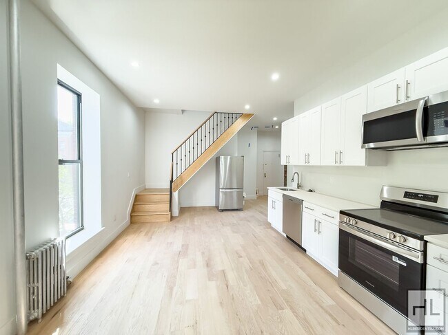 Foto del edificio - Expansive Sun-drenched Bed-Stuy 7 Bed 3-Bath Duplex