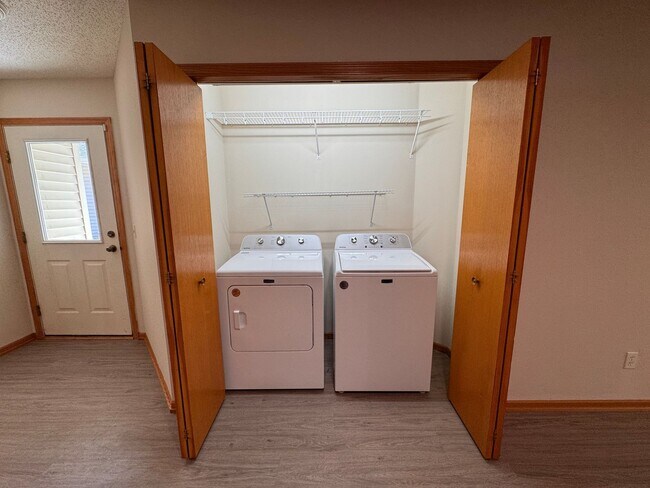 Foto del edificio - Fully Updated 2 Bed, 1 Bath End-Unit Townhome
