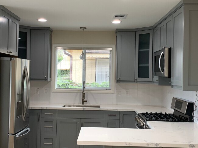 Building Photo - 15211 S Wilton Pl