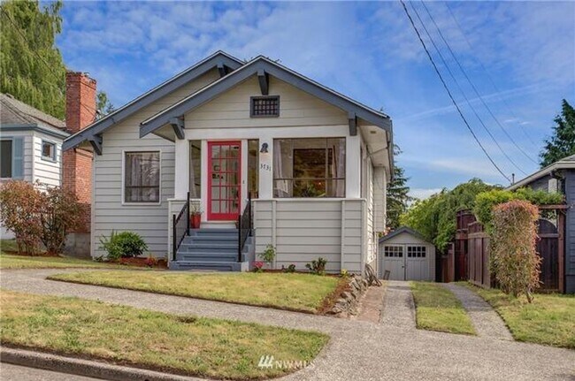 Foto del edificio - Timeless Charm Meets Thoughtful Updates in This Light-Filled Retreat