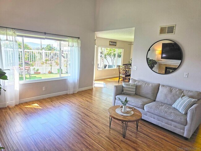 Foto del edificio - 341 Rolling Hills Ln