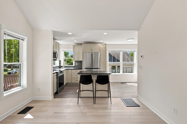 Building Photo - 413 4th Ave ADU