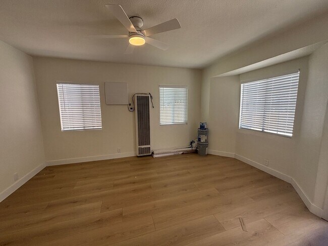 Foto del edificio - Remodeled 3 bedroom 2 bath Single Story Ho...