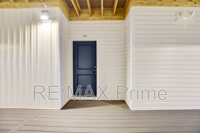 Building Photo - 1720 Vankar Dr