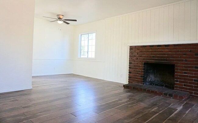 Building Photo - 15447 Lull St