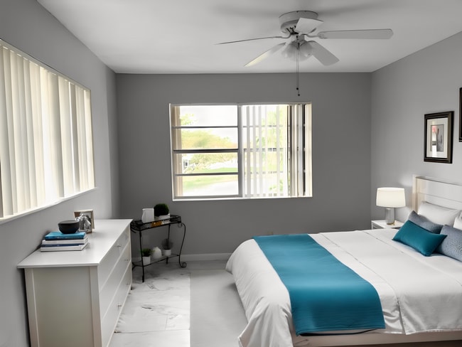 Bedroom, furnished - 317 Lake Evelyn Dr