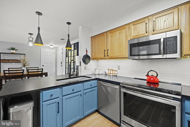 Building Photo - 1100 Quaker Hill Dr