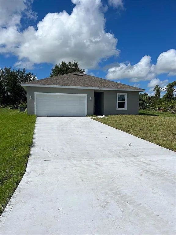 Primary Photo - Coastal Comfort Awaits: Spacious 3-Bed, 2-...