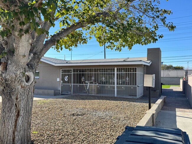 Foto del edificio - 2241 N Carroll St